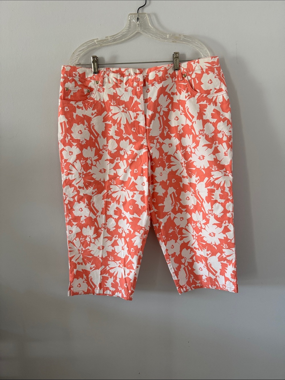 hearts of palm Coral and White Floral Capris